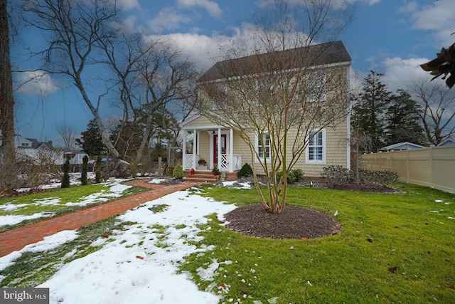 view of front of house featuring a lawn