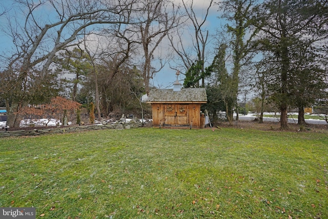 view of yard featuring a storage unit