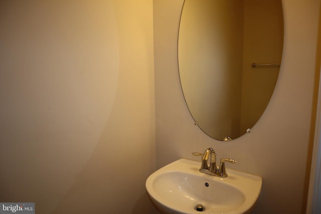 bathroom featuring sink