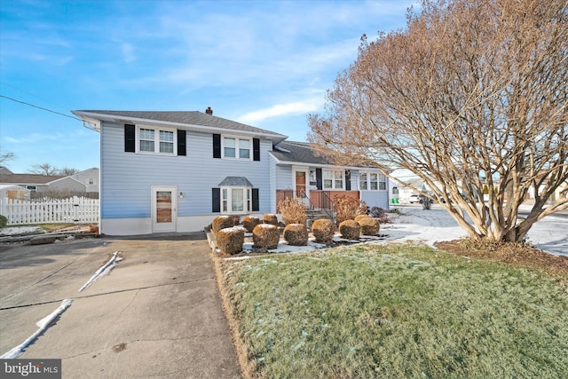 view of front facade with a front yard