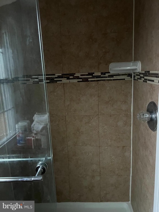 9429 Fairhaven Ave, Upper Marlboro, MD 20772 - bathroom featuring a tile shower