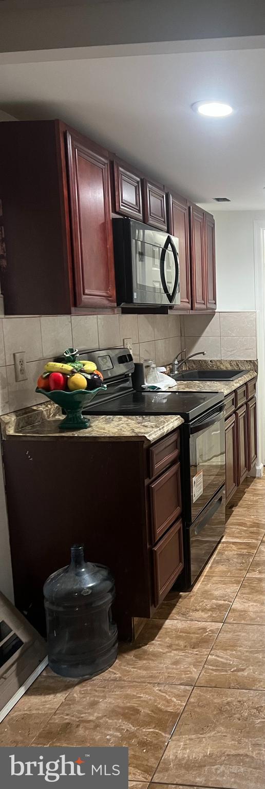 9429 Fairhaven Ave, Upper Marlboro, MD 20772 - kitchen with decorative backsplash and black appliances