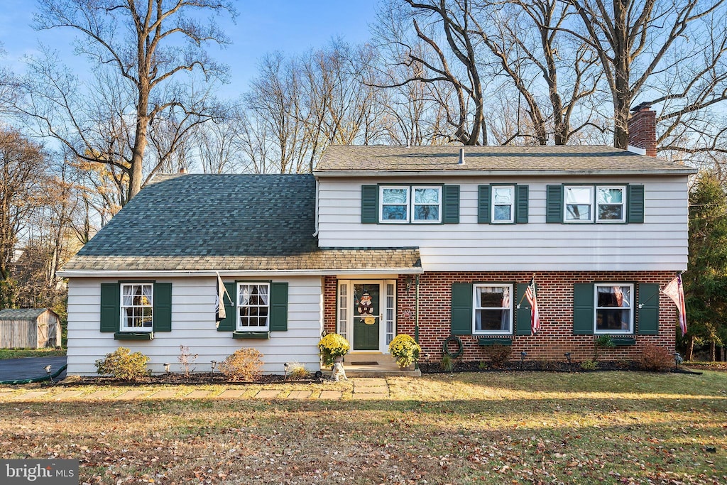 view of front of house featuring a front lawn