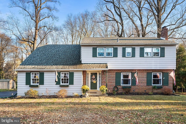 view of front of house featuring a front lawn