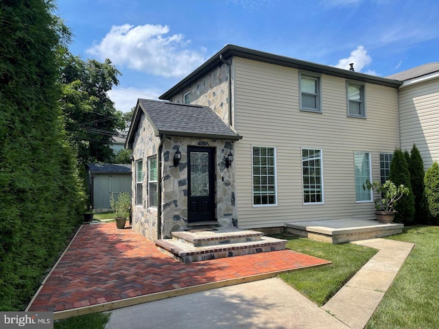 view of front facade featuring a patio area and a front yard