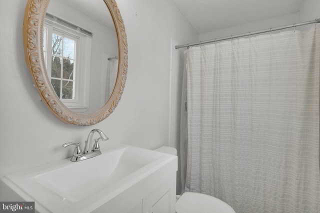 bathroom with a shower with curtain, vanity, and toilet