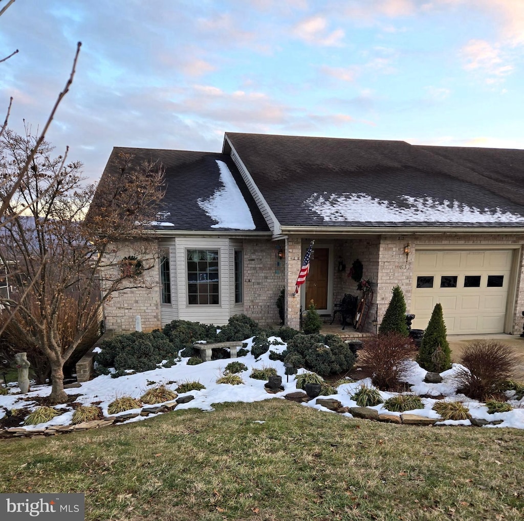 view of front facade with a garage and a front yard