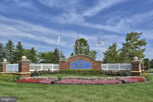 community sign with a lawn