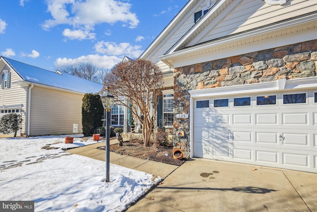 view of front facade featuring a garage