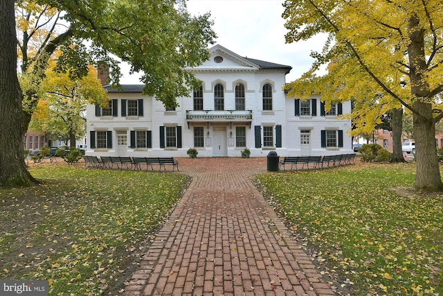 view of front of home with a front lawn