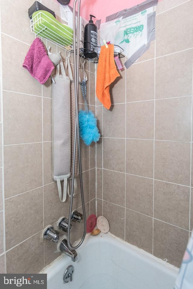 bathroom featuring tiled shower / bath