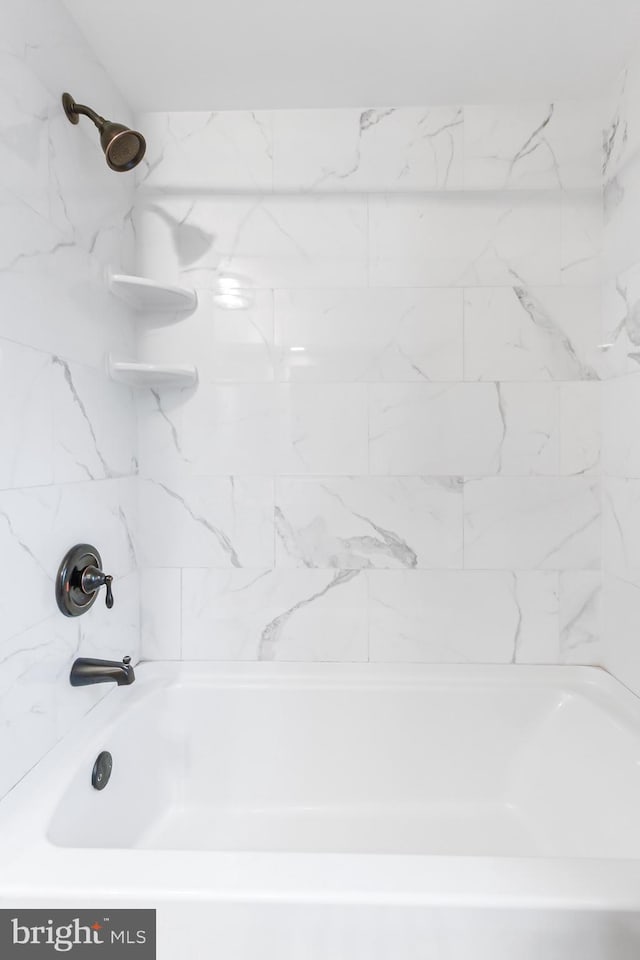 bathroom featuring tiled shower / bath combo