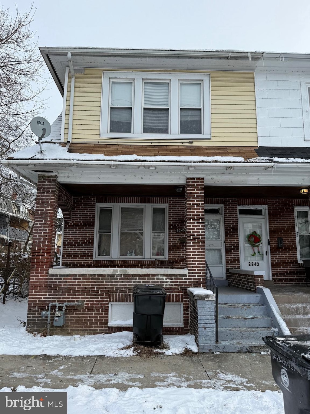 multi unit property featuring a porch