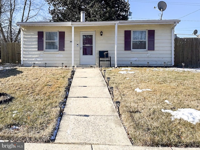 view of front facade featuring a front lawn