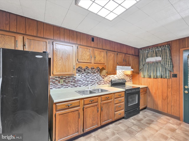 kitchen featuring refrigerator, tasteful backsplash, electric range, and sink