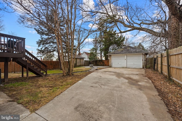 view of yard featuring an outbuilding and a garage