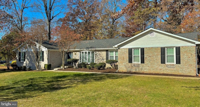 ranch-style home featuring a front lawn