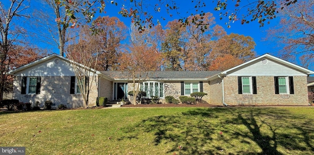 single story home featuring a front yard