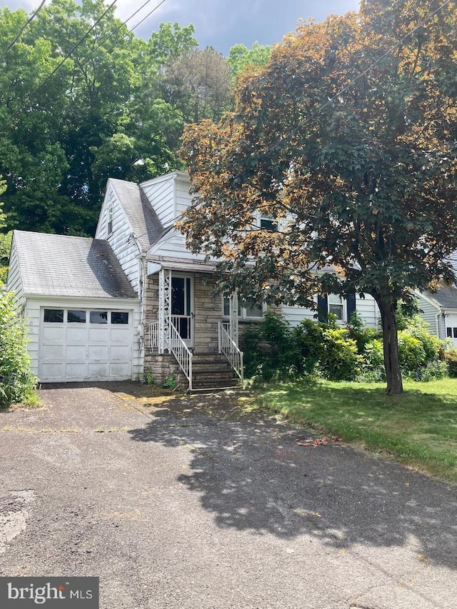 view of front of property featuring a garage and a front yard