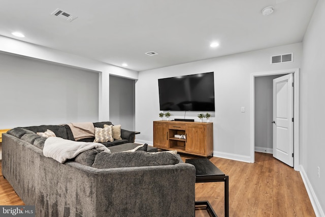 1335 Ashton Rd, Mechanicsburg, PA 17055 - living room with light wood-style floors and visible vents