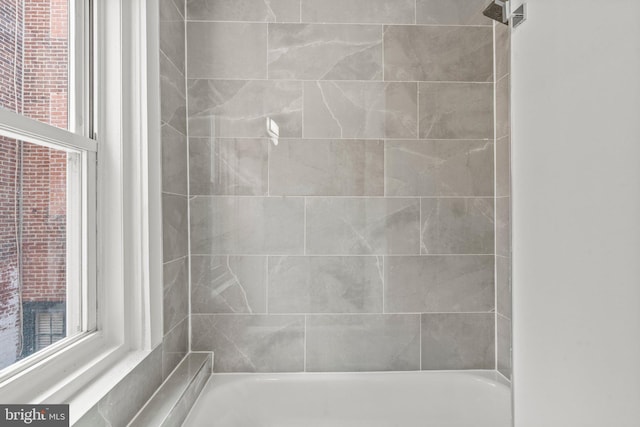 bathroom with tiled shower / bath combo