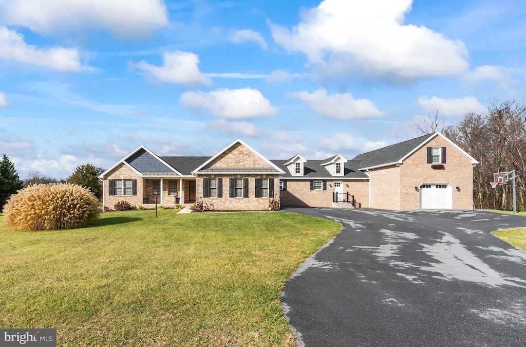 view of front of property featuring a garage and a front yard