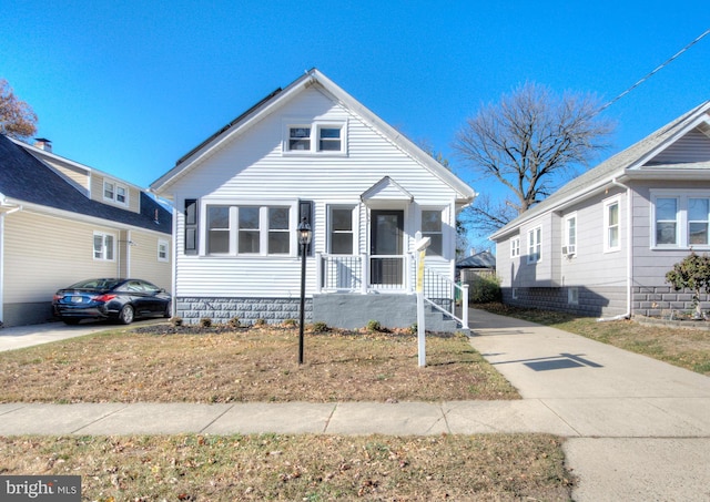 view of front facade featuring a front yard