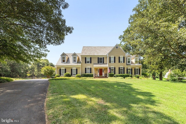 colonial inspired home featuring a front yard