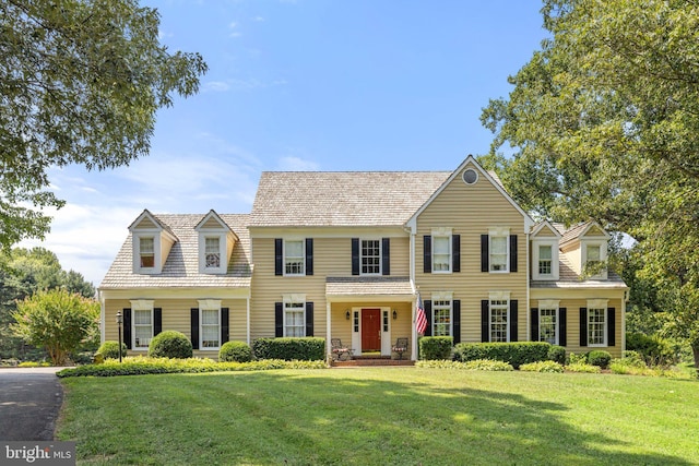 view of front of house with a front lawn