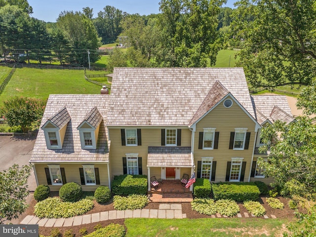 view of front facade featuring a front lawn