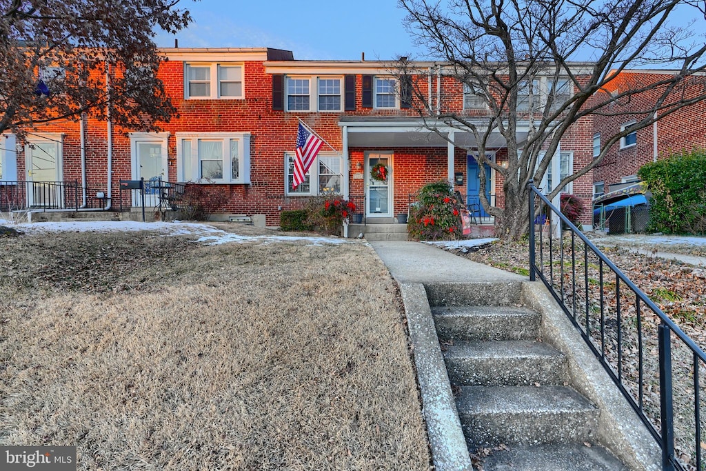 townhome / multi-family property featuring a front yard