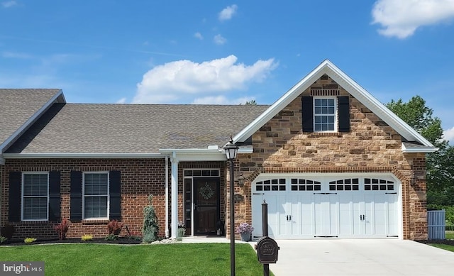 view of front of property featuring a front lawn