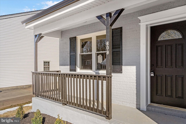 property entrance featuring a porch