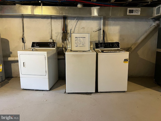 laundry room with washer and clothes dryer