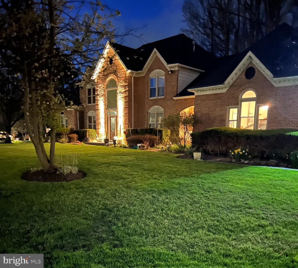 view of front of home featuring a lawn