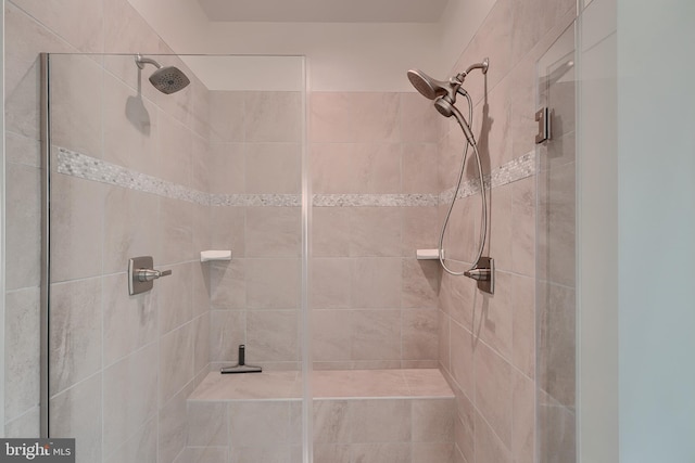 bathroom featuring tiled shower