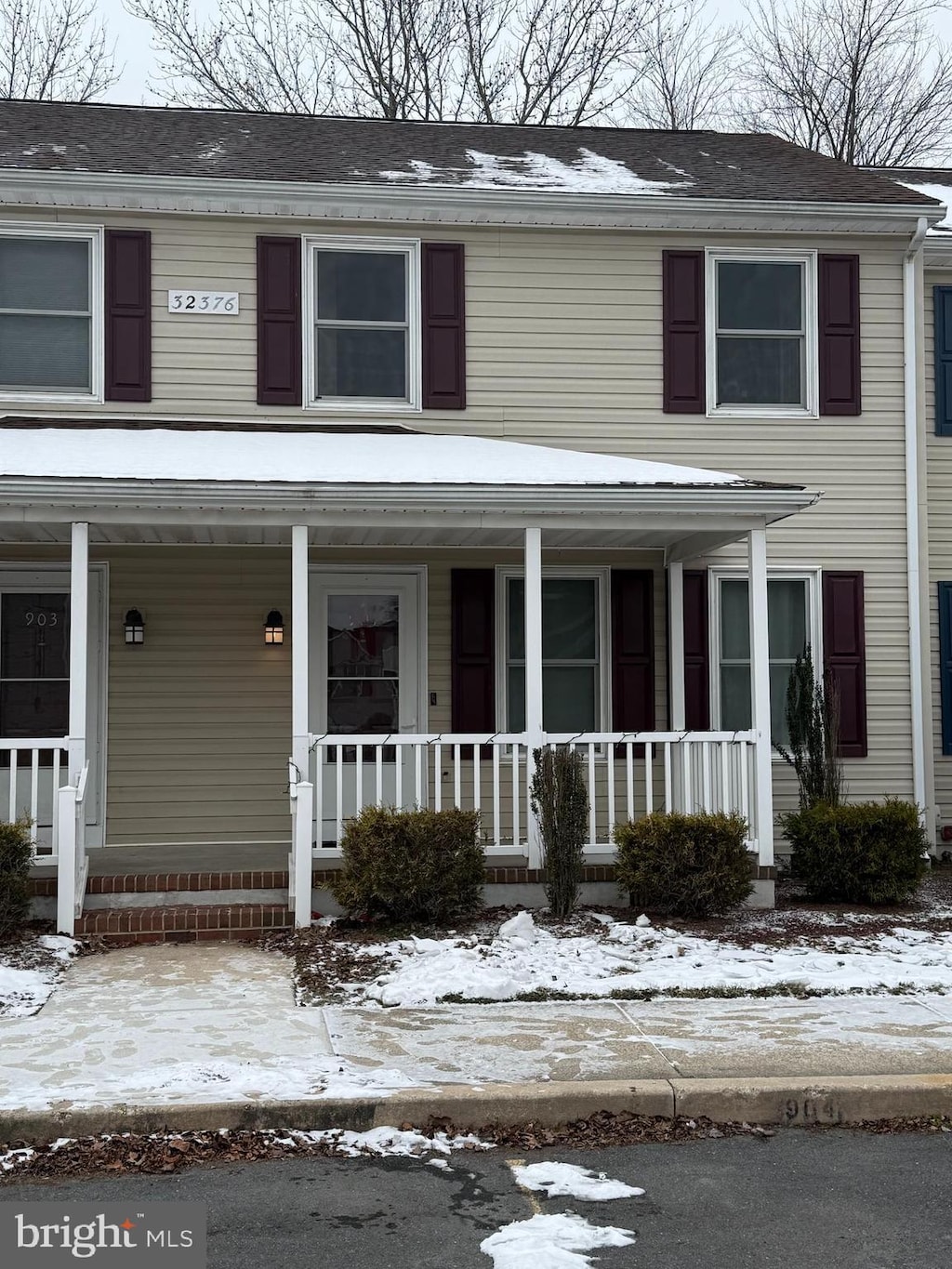 view of front of property featuring a porch