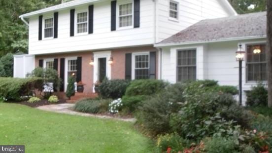 view of front of home featuring a front yard