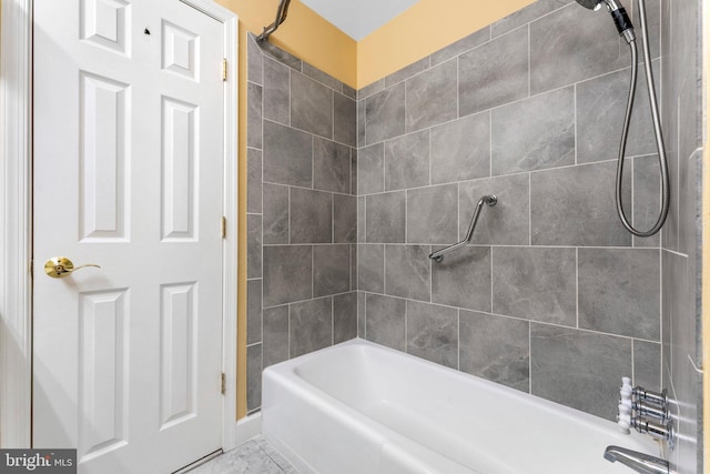 bathroom featuring tiled shower / bath combo