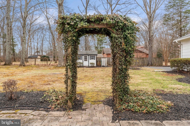 view of yard with an outdoor structure