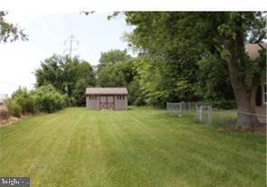 view of yard featuring a shed