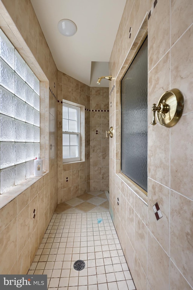 bathroom featuring a tile shower