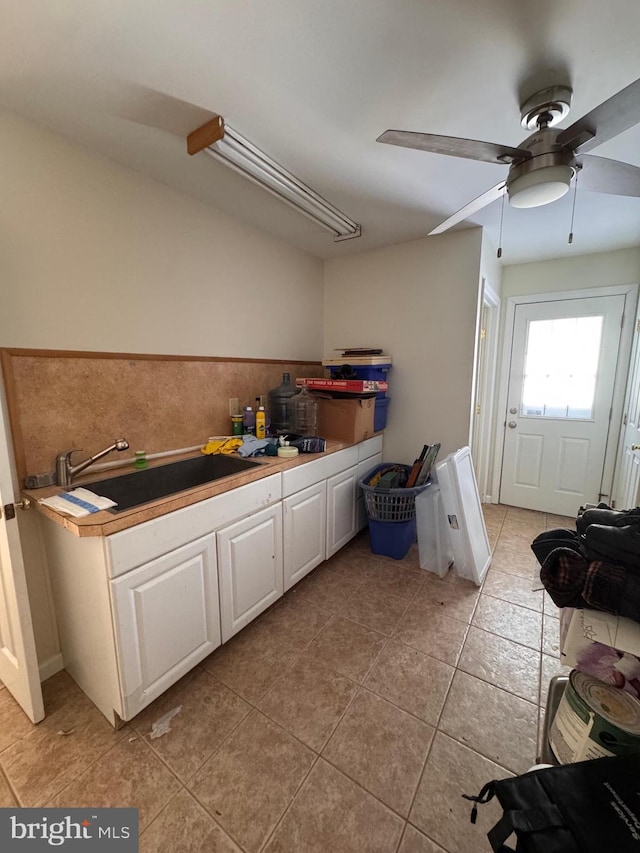 washroom featuring light tile patterned floors, sink, and ceiling fan