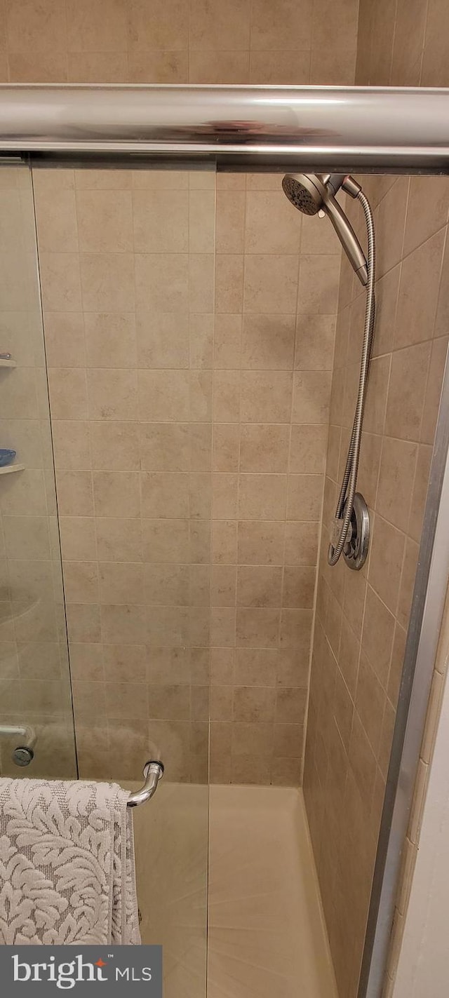 bathroom featuring a tile shower