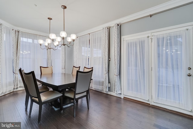 dining room featuring ornamental molding, dark hardwood / wood-style floors, and an inviting chandelier