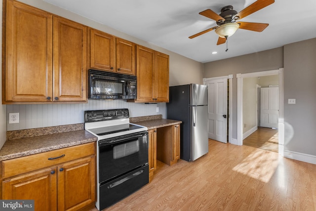 kitchen with ceiling fan, stainless steel fridge, light hardwood / wood-style floors, and electric range oven