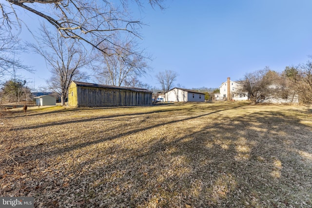 view of yard with an outbuilding