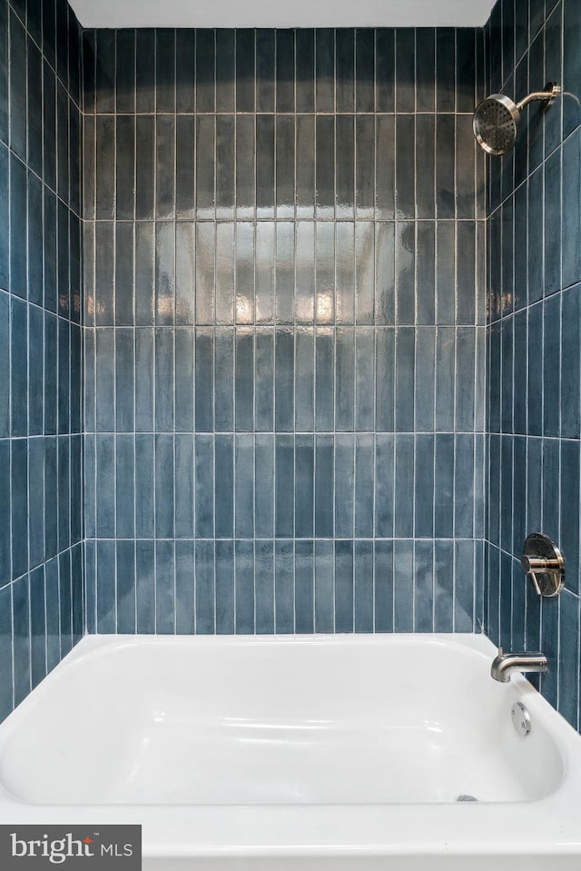 bathroom featuring tiled shower / bath