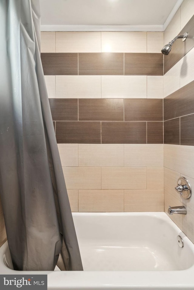 bathroom with shower / tub combo