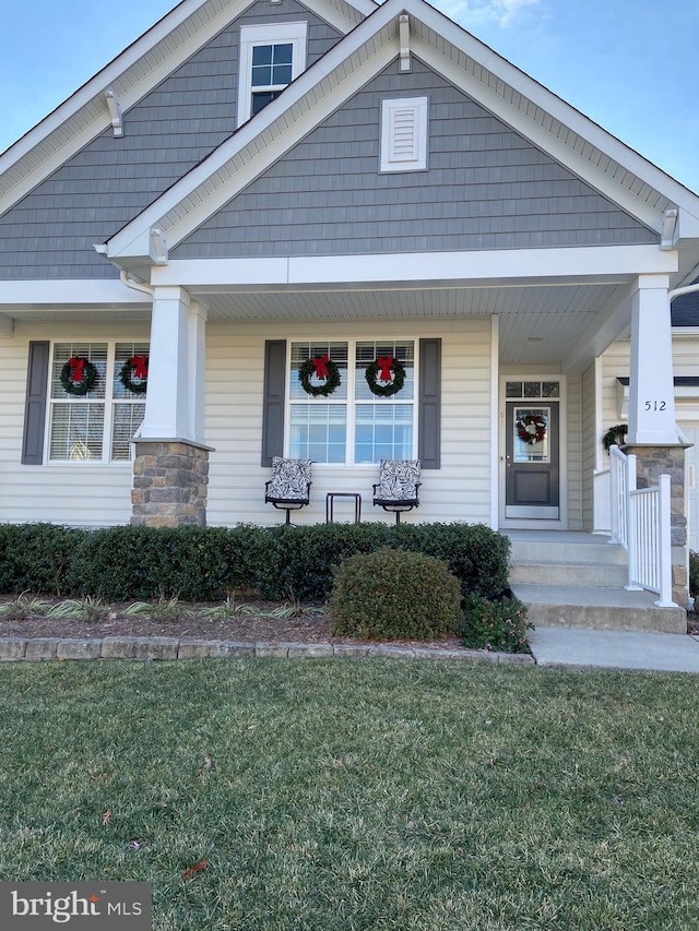 view of front facade featuring a porch and a front yard